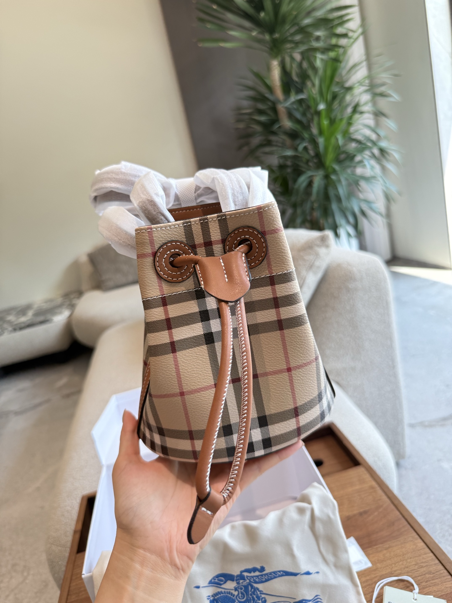 p165 年底到了。2快来-只BURBERR发财桶到发财$水桶包,选用涂层棉质混纺面料打造。于意大利工坊精制而成。 秋冬必备百搭斜挎包. 满满的高级感,时尚女士必备。 商品规格:16.5 x11x 18.5cm,肩背带最短垂直佩戴长度:48cm,肩背带最长垂直佩戴长度:54cm