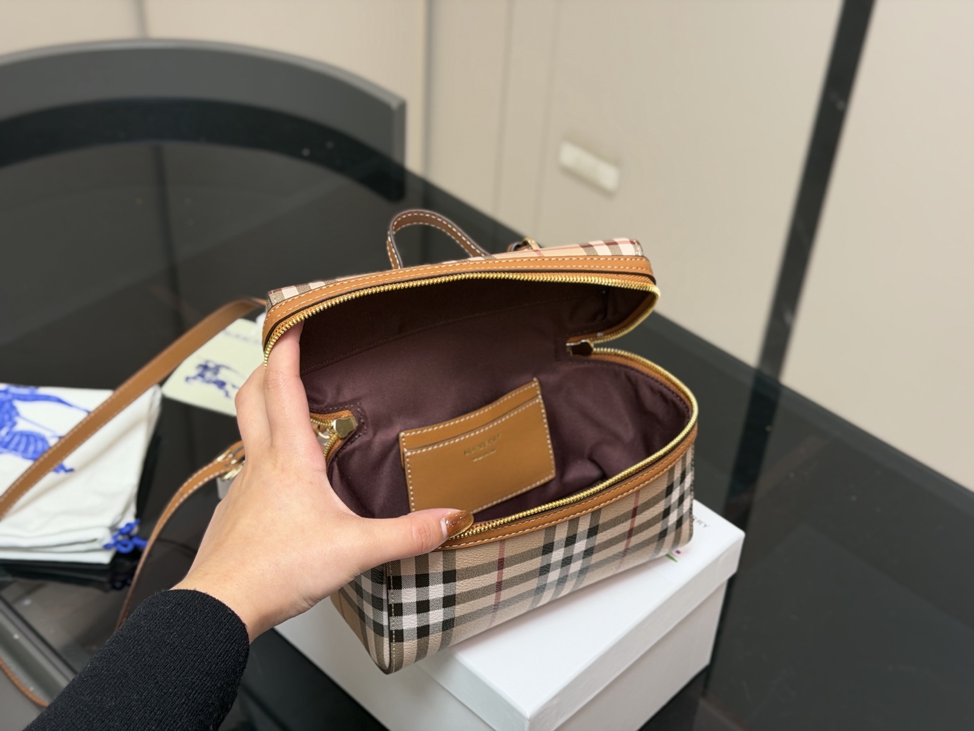 ¥170 配盒 size:19.13 巴宝莉 LP小盒子包 性价比超高的一只格纹小盒子 真的好可爱呀 可甜可盐太可爱啦! 可以手拿可以肩背长度刚刚好