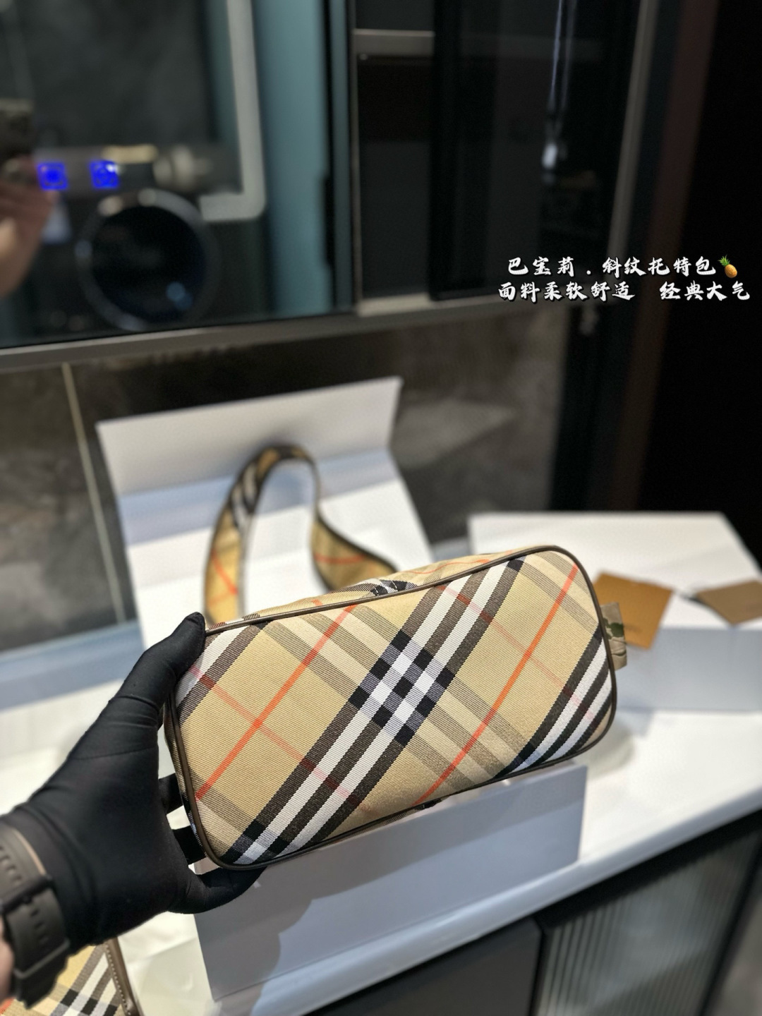 ❤️p180(礼盒包装)❤️ 巴宝莉Burberry 的托特包已经 Next level了! 包包自带按扣安全感满满 附赠同色系小手包 满足多种使用方法 斜式格纹的设计简约而不简单 让人超想拥有! 尺寸27.22