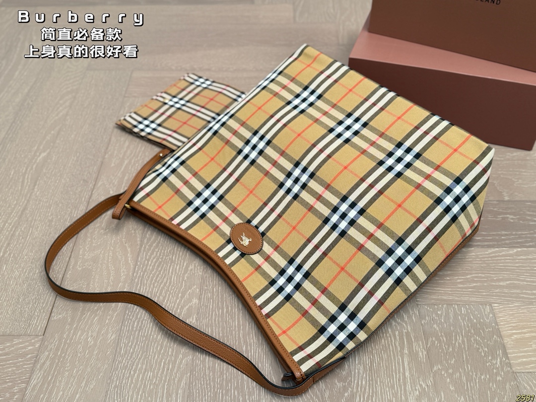 ¥150 Burberry 巴宝莉👜 简直必备款 上身真的很好看 经典气质款 日常出行 容量很大 尺寸33 35