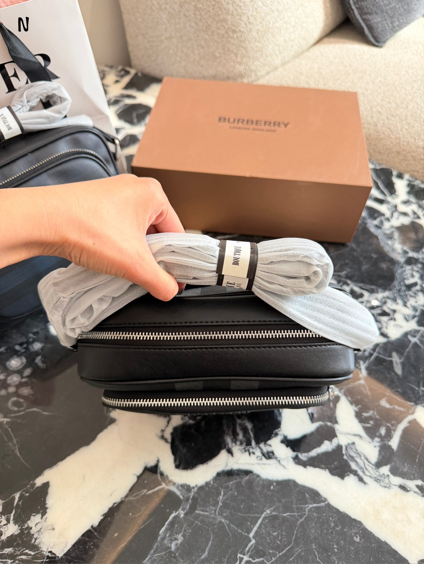 Burberry格纹相机包p190 品Burberry格纹相机包,经典深桦木棕+黑色皮革,英伦风满满!尺寸约20×17肩带可调节,单肩斜挎都OK,日常通勤或休闲出街都很适合t+。内部空间合理,手机钱包轻松收纳,实用又时髦。格纹设计辨识度超高,低调又有质感,是男士穿搭加分项,四季都能用,送礼也很有品味节。