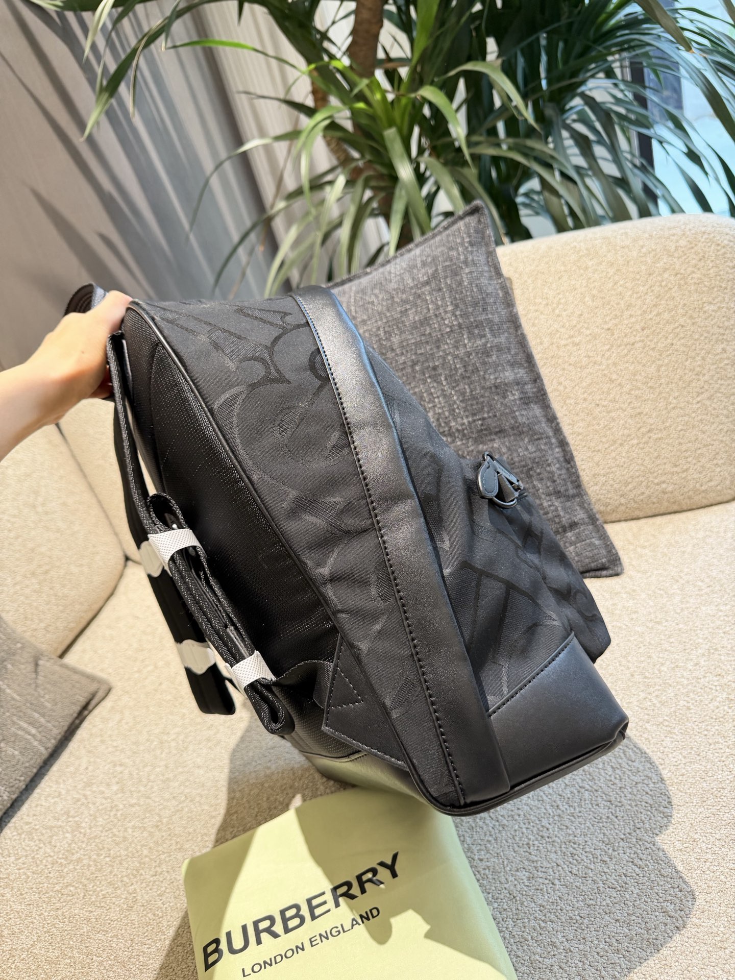 p220 Burberry TB标识尼龙双肩包 Burberry TB标识尼龙双肩包,黑色尼龙材质+经典TB提花,低调又有辨识度+。包身自重轻,容量大,通勤、短途旅行都超实用!内部隔层丰富,能装下电脑、文件等日常物品,外部拉链口袋方便收纳小物。尼龙材质耐用易清洁,还很环保。男女都能背,简约百搭,实用又时髦,是出行必备好物!32×40