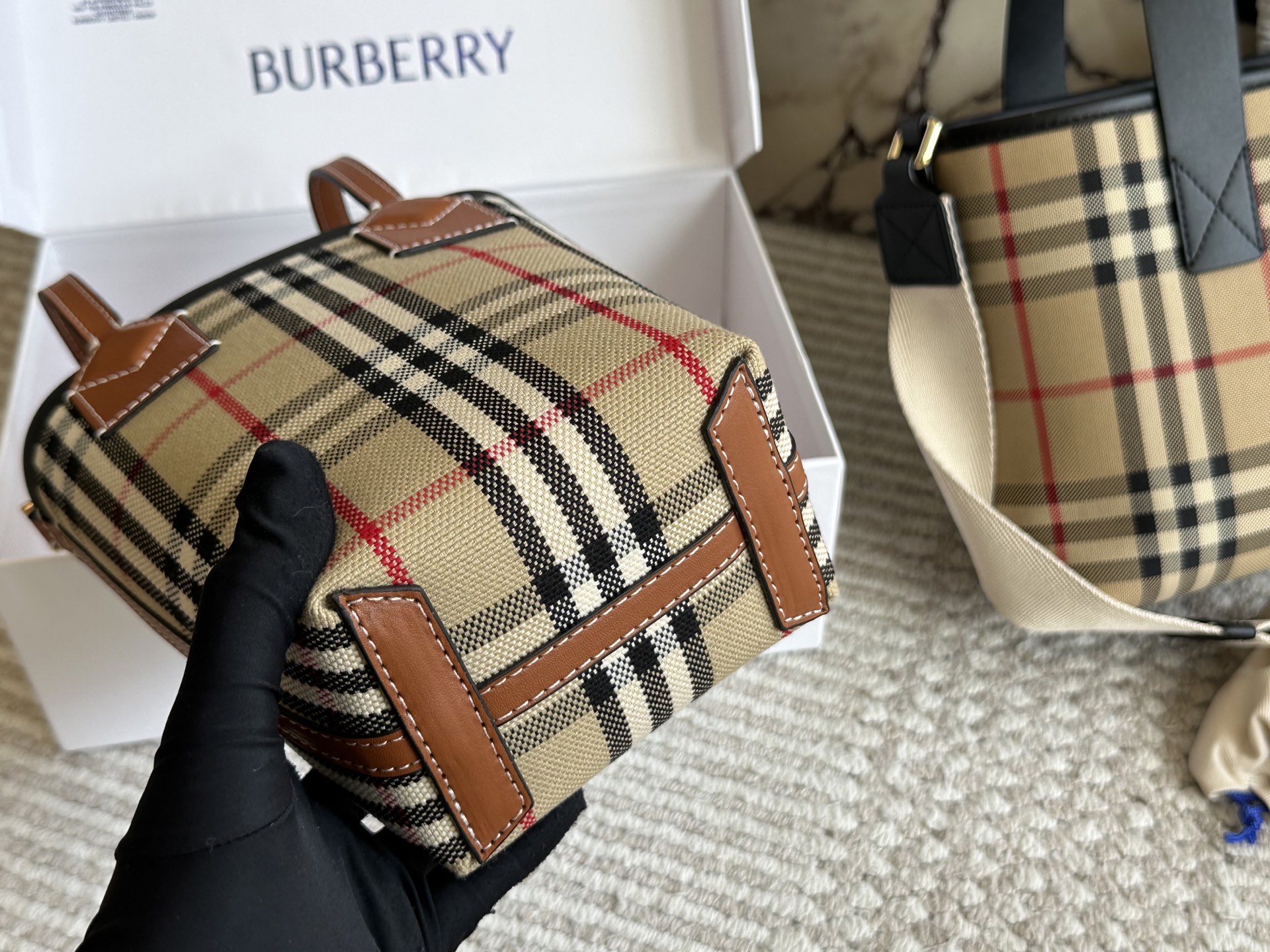 💰150 配盒 size:底宽11 上宽20高18 Bur|可爱的小 格纹水桶包/菜篮子 超级经典的小格子哦!