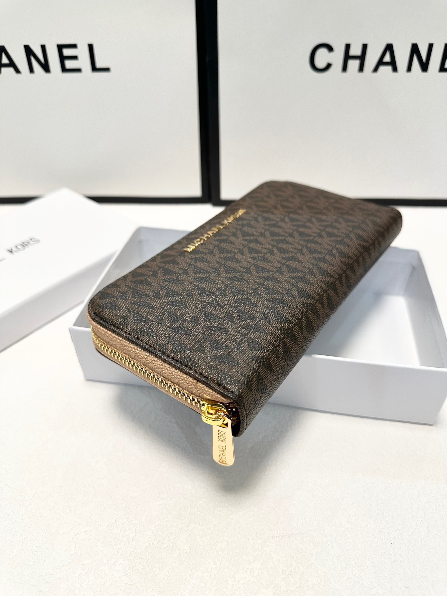 P95🎀🎀颜色 咖🎀尺寸 19x10🎀实拍MK✨优质牛皮🐂手感一流👏时尚设计💋潮版百搭,简约大方,经典永不过时💍单拉链钱包