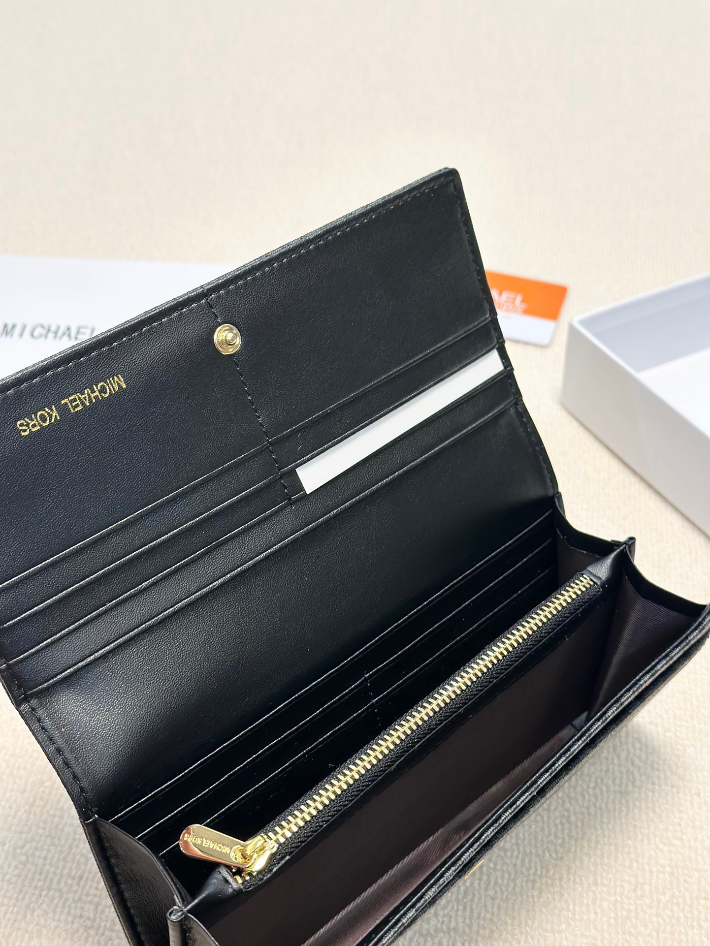 P95🎀🎀颜色 黑 咖🎀尺寸 19x10🎀MK✨优质牛皮🐂手感一流👏时尚设计💋潮版百搭,简约大方,经典永不过时💍长款钱包