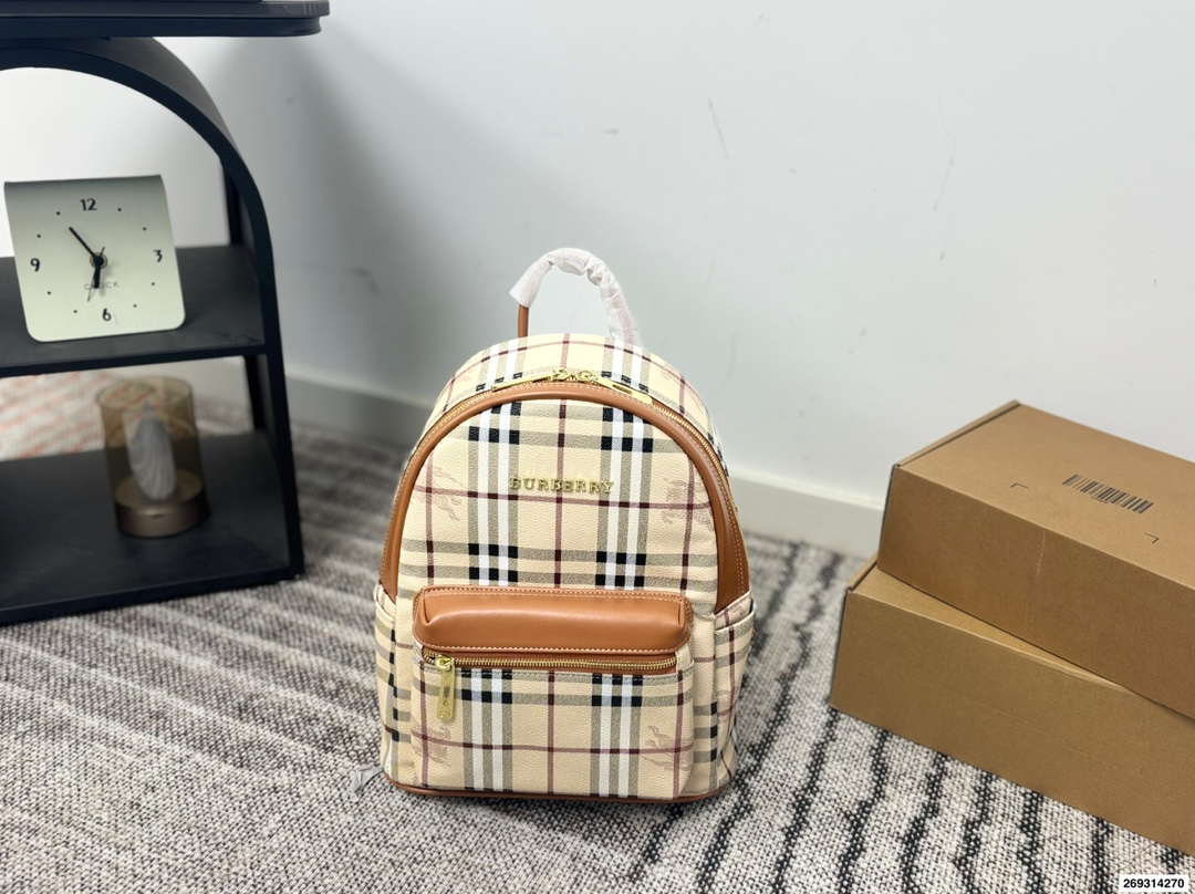 p140 尺寸32.27 巴宝莉双肩包 百搭 容量超惊人 重点是真的很轻便 设计也很简约耐看