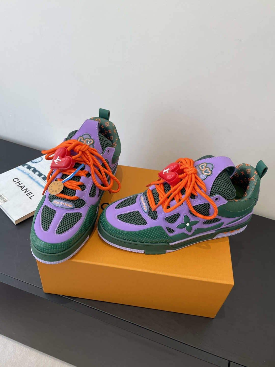 400💰新版面 Louis Vuiton路易威登 Skate系列面包鞋滑板鞋 运动鞋（配饰➕60❗️） LV Skate从2020年开始延续The View专业滑板鞋款，这种风格延续了90年代肥大的版型。设计师们添加了俏皮的元素，例如开放式网面鞋舌和向Axion、es和DC致敬的夸张鞋带。这款LVSK8运动鞋不同于典型的滑板鞋，它采用牛巴革制成，带有TPU饰边和Monogram纹理。最后，还有鞋跟和鞋舌上的logo以及侧面花卉图案。 面料：原版定制头层牛皮+透气网面 内里：原版进口透气网里 鞋底：原版开模tpu大底 码数：35-45