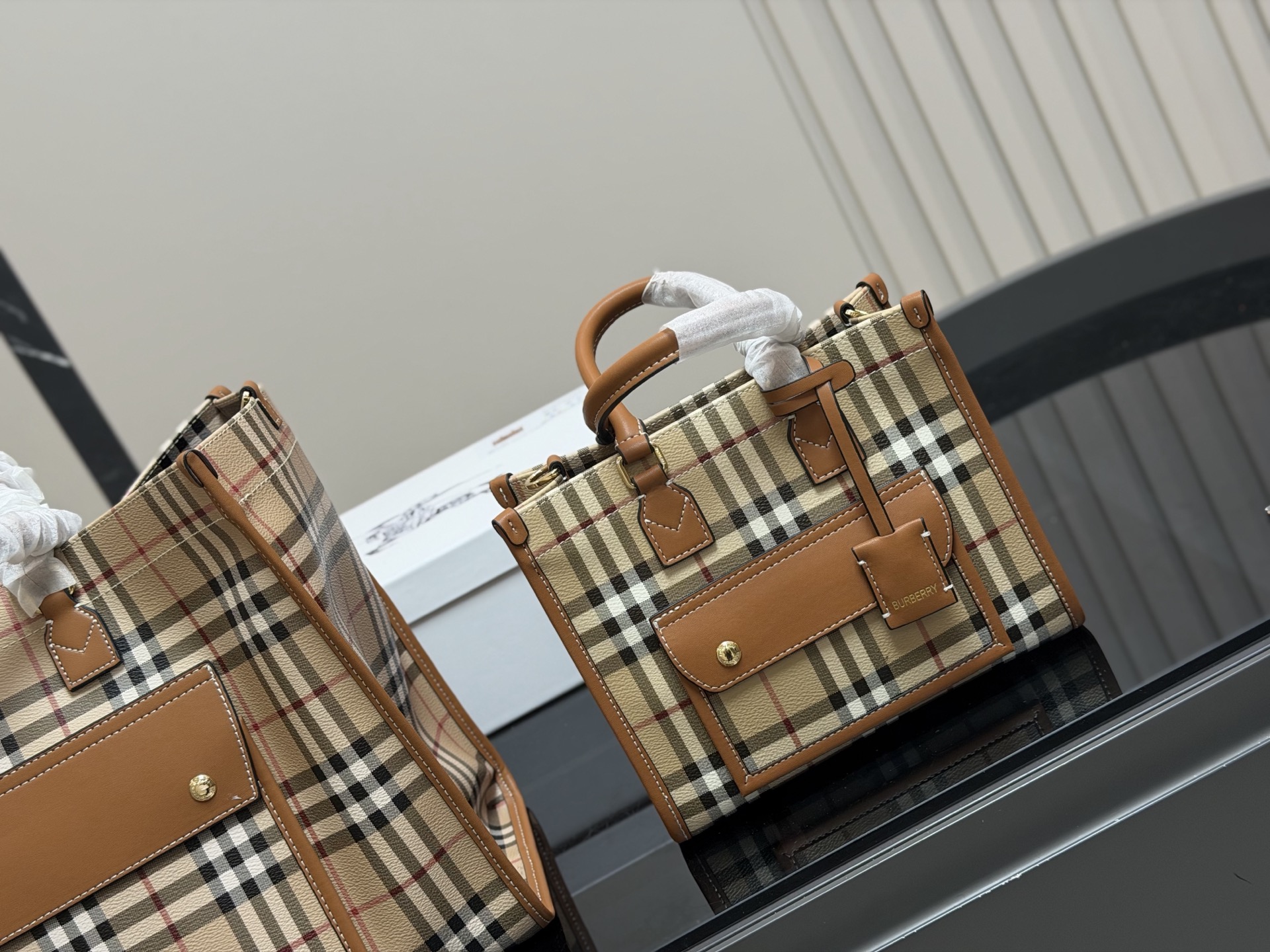 &yen;210 &yen;180 size： 38.28cm 23.20cm 巴宝莉Freya 帆布tote（托特） 方方正正的外形自带一股复古学院气息！ 真的好爱粉色 夏天小托特的不二选择!