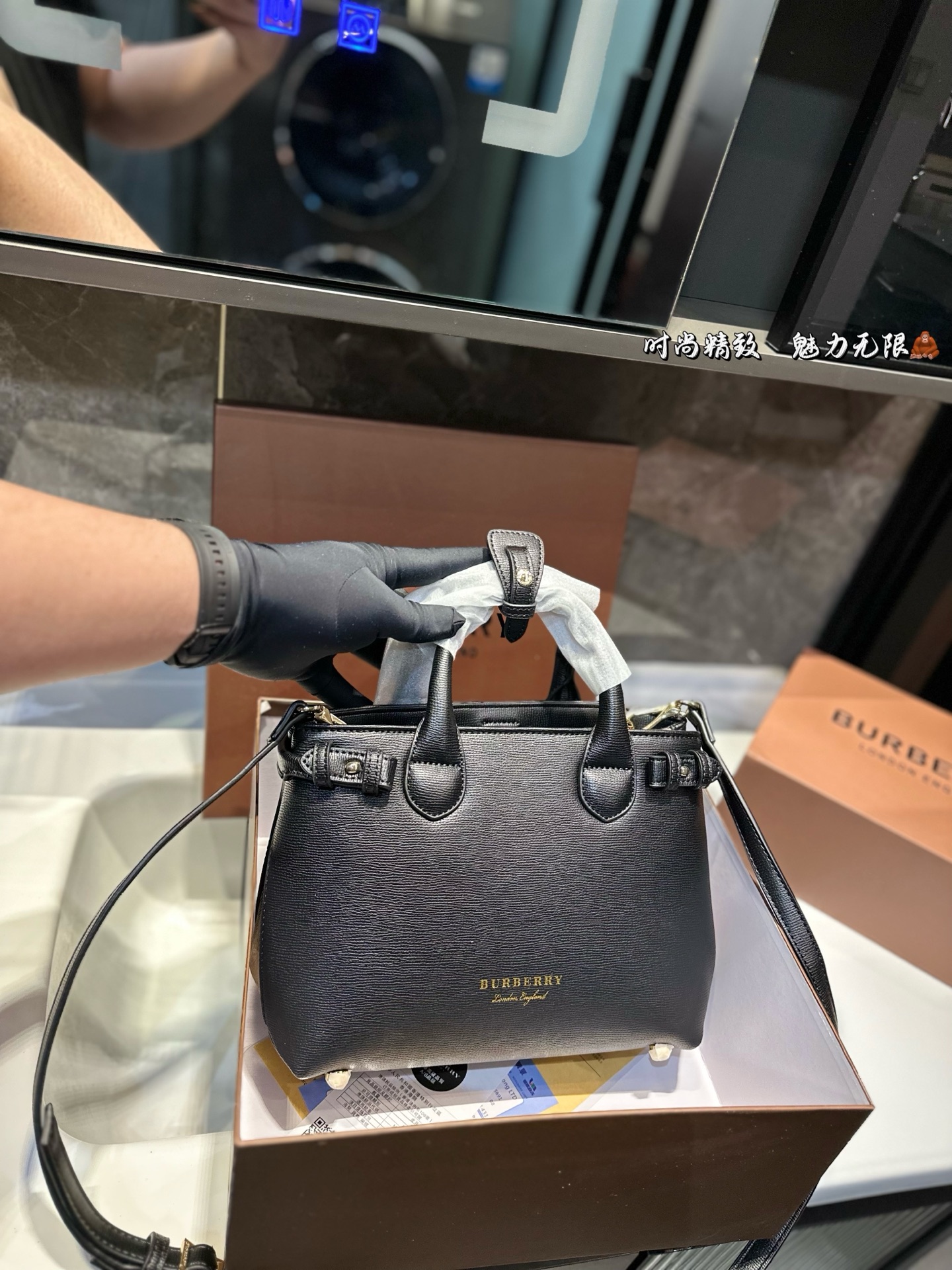 ❤️p165(礼盒包装)❤️ 上❤巴宝莉/burberry 购物袋 这款真的是太好看了吧 你们千呼万唤的款💓💓 怎么背都好看 质量超🐂B PK专柜品质 美妞必留款 趁着现货 抓紧留 size 26 19cm