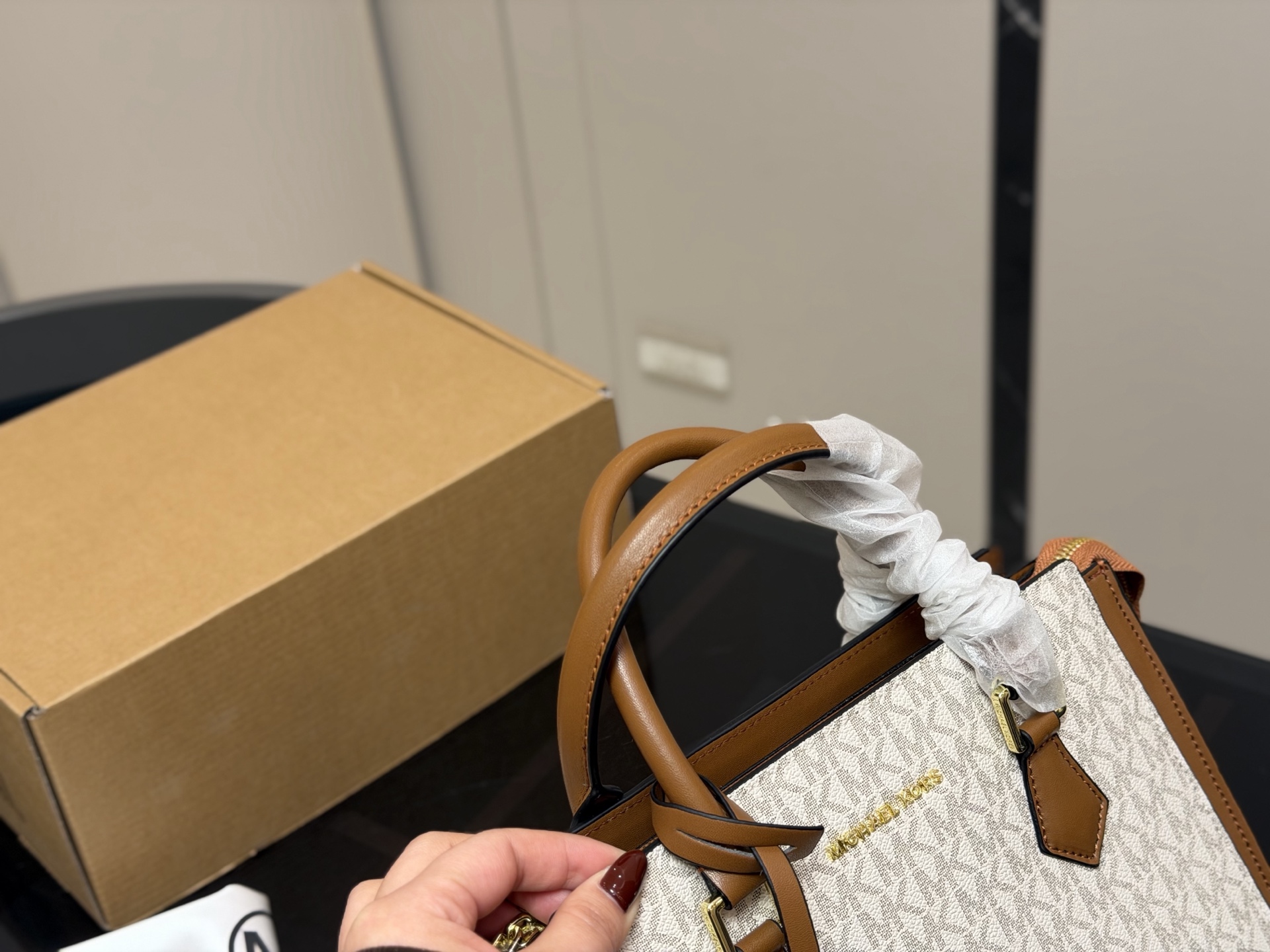 &yen;170 配盒 size：26*20cm mk 新品 你会发现它越看越好看！ 实用型 容量大