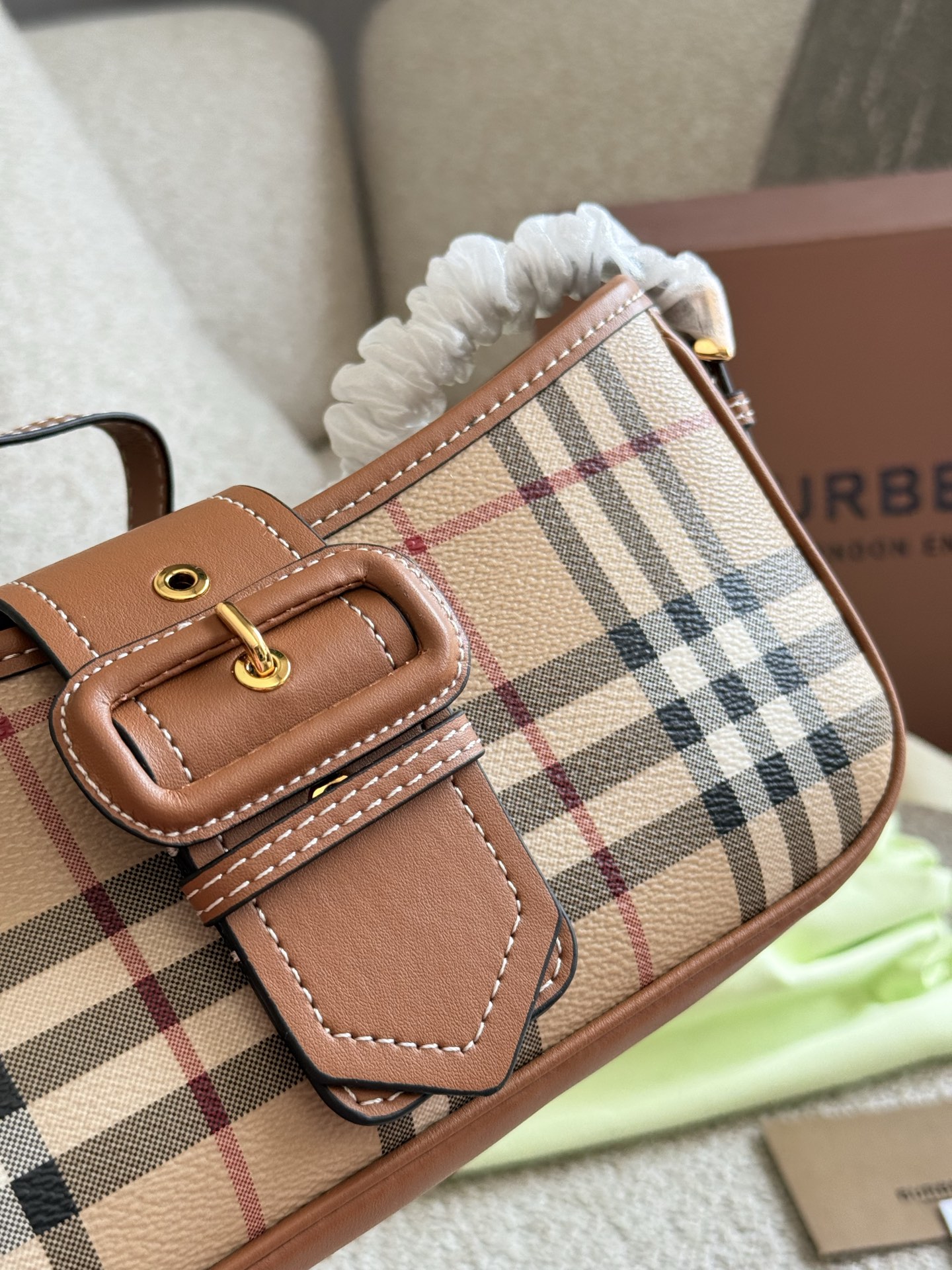 p155 你的夏日必备包款|BURBERRY 采用BURBERRY品牌典藏格纹,将复古的英伦风展现得淋漓尽致,不同的包型可以打造不同的风格体验感25cm