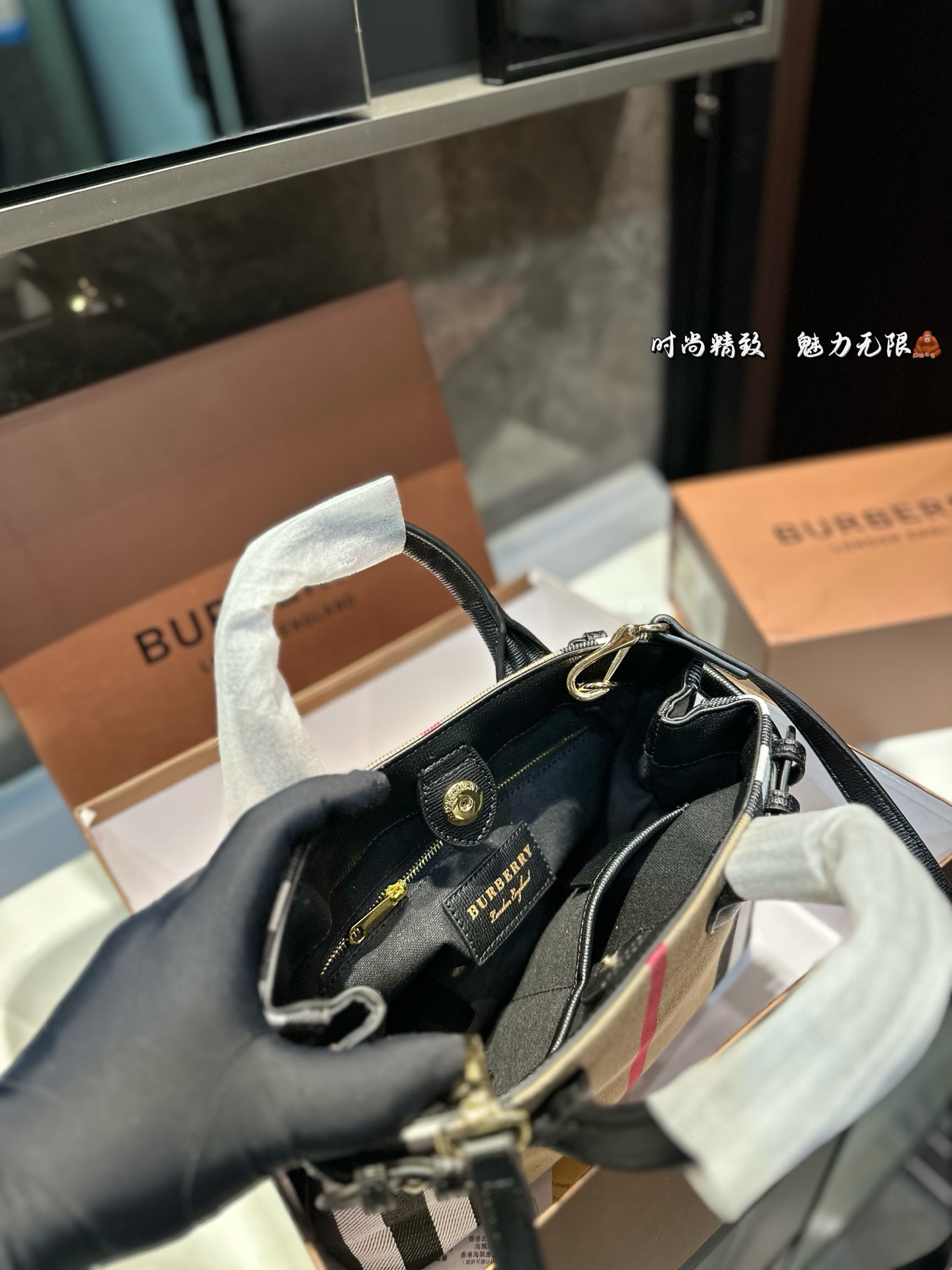 ❤️p165（礼盒包装）❤️ 上❤巴宝莉/burberry 购物袋 这款真的是太好看了吧 你们千呼万唤的款💓💓 怎么背都好看 质量超🐂B PK专柜品质 美妞必留款 趁着现货 抓紧留 size 26 19cm