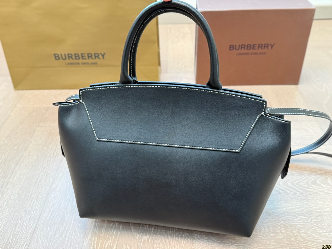 &yen;160 Burberry 巴宝莉👜 简直必备款 上身真的很好看 经典气质款 日常出行 容量很大 尺寸28 20