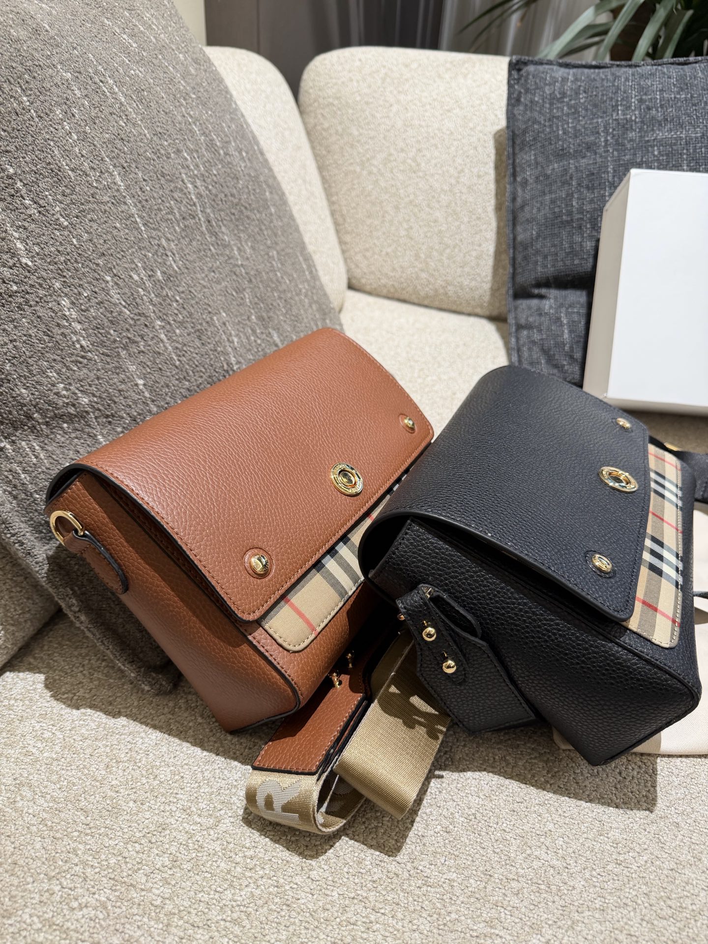 Burberry Note邮差包p165 Burberry Note邮差包，荔枝纹牛皮+经典格纹拼接，低 调又高级!25x17x8cm25x17x8cm，容量超能装，iPad、 雨伞都能放，通勤日常都OK++。宽肩带可调节，减压又百搭,休闲西装都能配。包盖吸扣设计，开合方便，内部空间合理，实用性满分!荔枝纹耐磨耐用，日常通勤、旅行都很 适合，是Burberry经典款，真的很推荐入手!