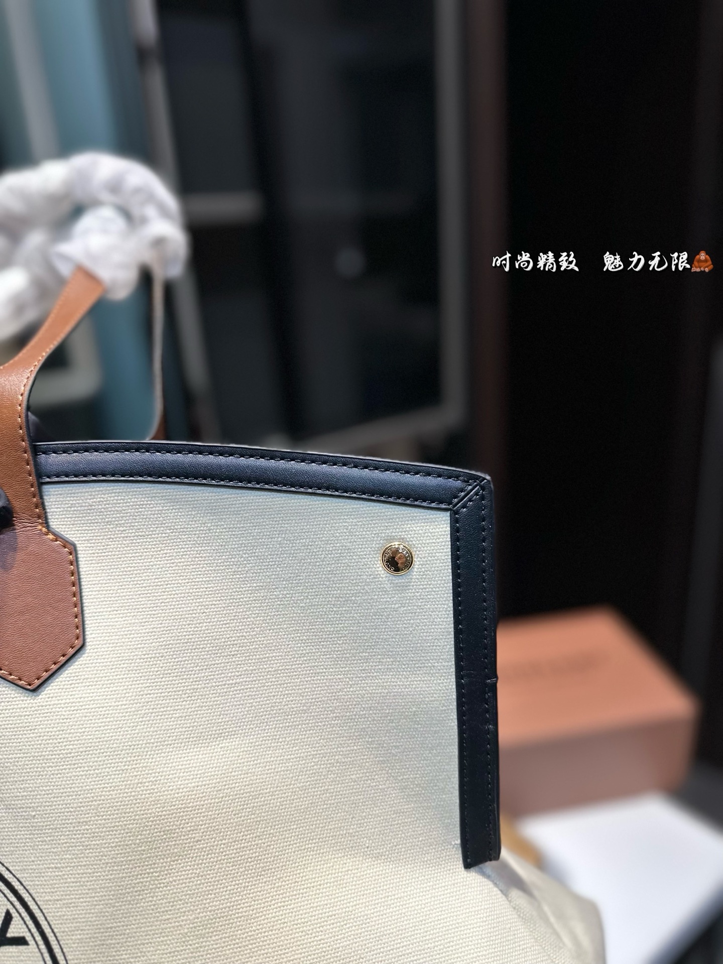 ❤️p160❤️ Burberry 2020SS托特包!!购物袋 推 荐给大家 巴宝莉大家好.推荐给大家是2020SS走秀款非常实用和百搭.相对很多托特包来说.这个款满轻便又耐用的一款! 太喜欢这个款式啦 推荐自留 尺寸 45 33