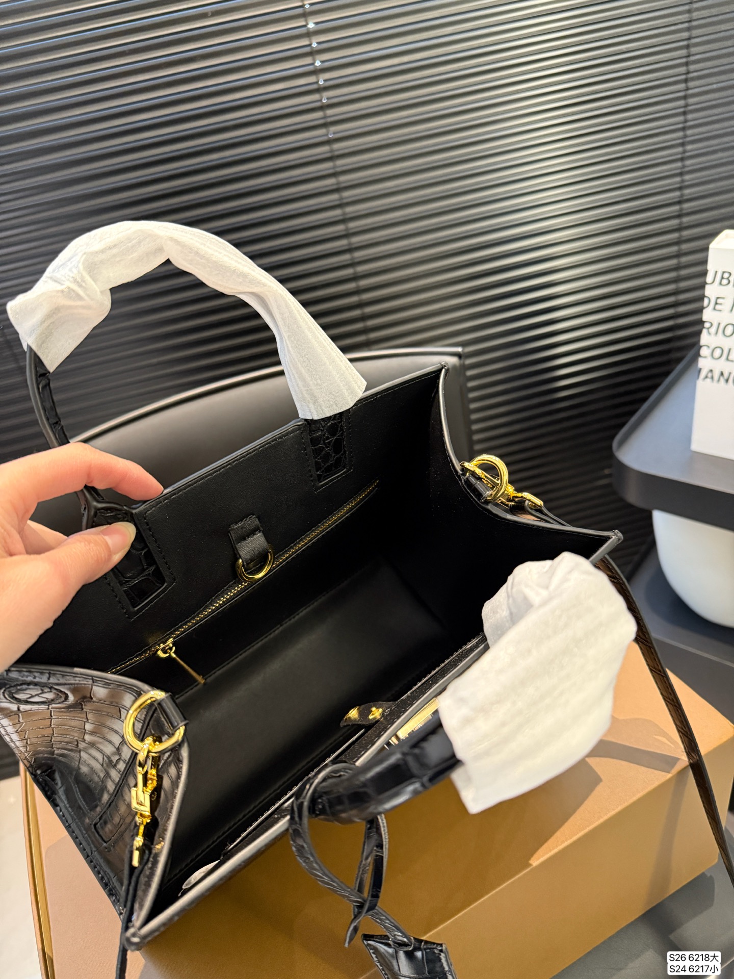 大号P180 小号P170 配折叠盒子巴宝莉Burberry |托特包 新款托特包包啊! 侧面吸口模式 手提的同时 蒂一根长肩带可以斜挎和单肩! 快来买呀 尺寸:大号33 24 小号27 21 货号大6218 小6217