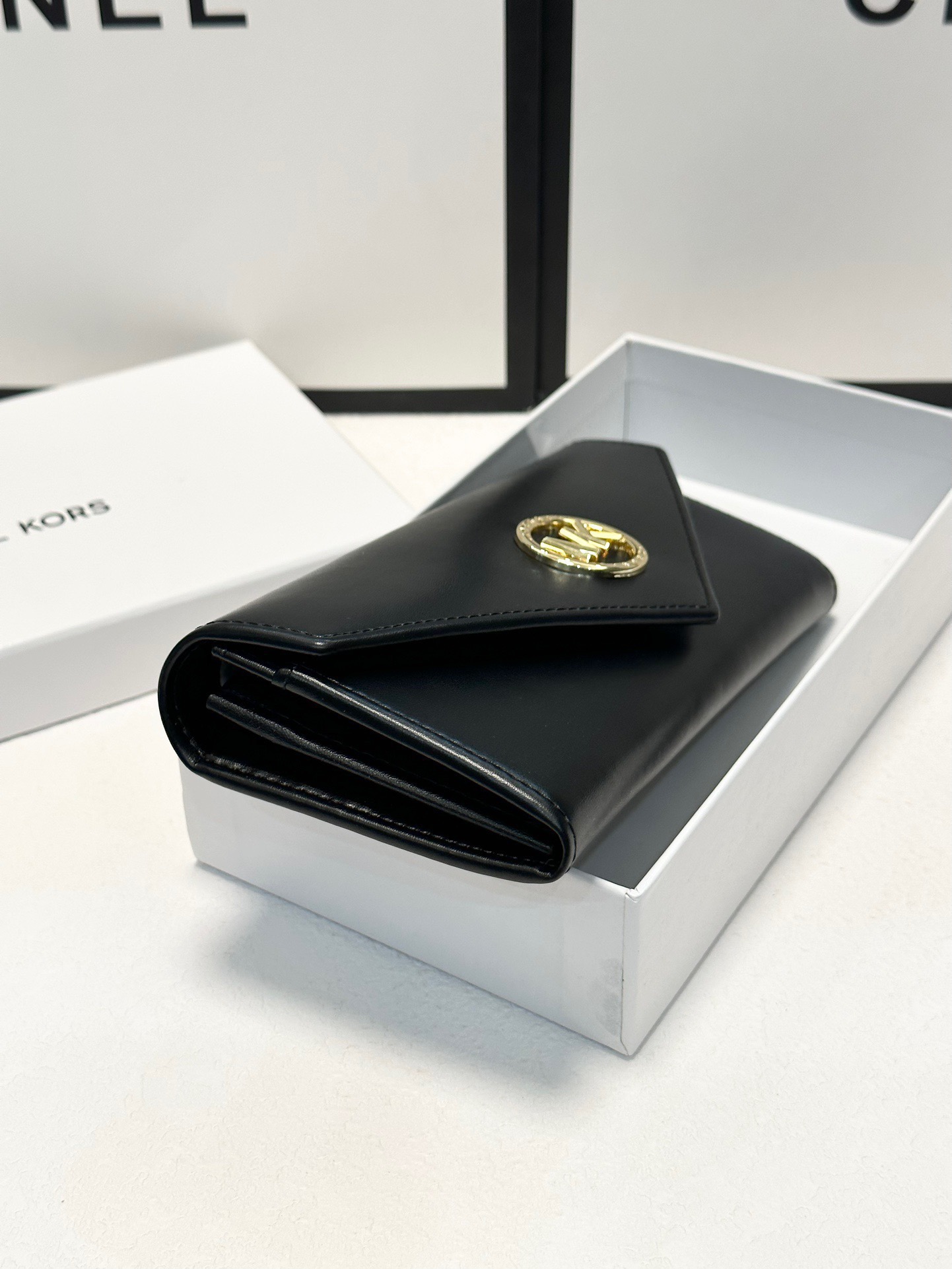 P95🎀🎀颜色 黑🎀尺寸 19x10🎀实拍MK✨优质牛皮🐂手感一流👏时尚设计💋潮版百搭,简约大方,经典永不过时💍长款钱包