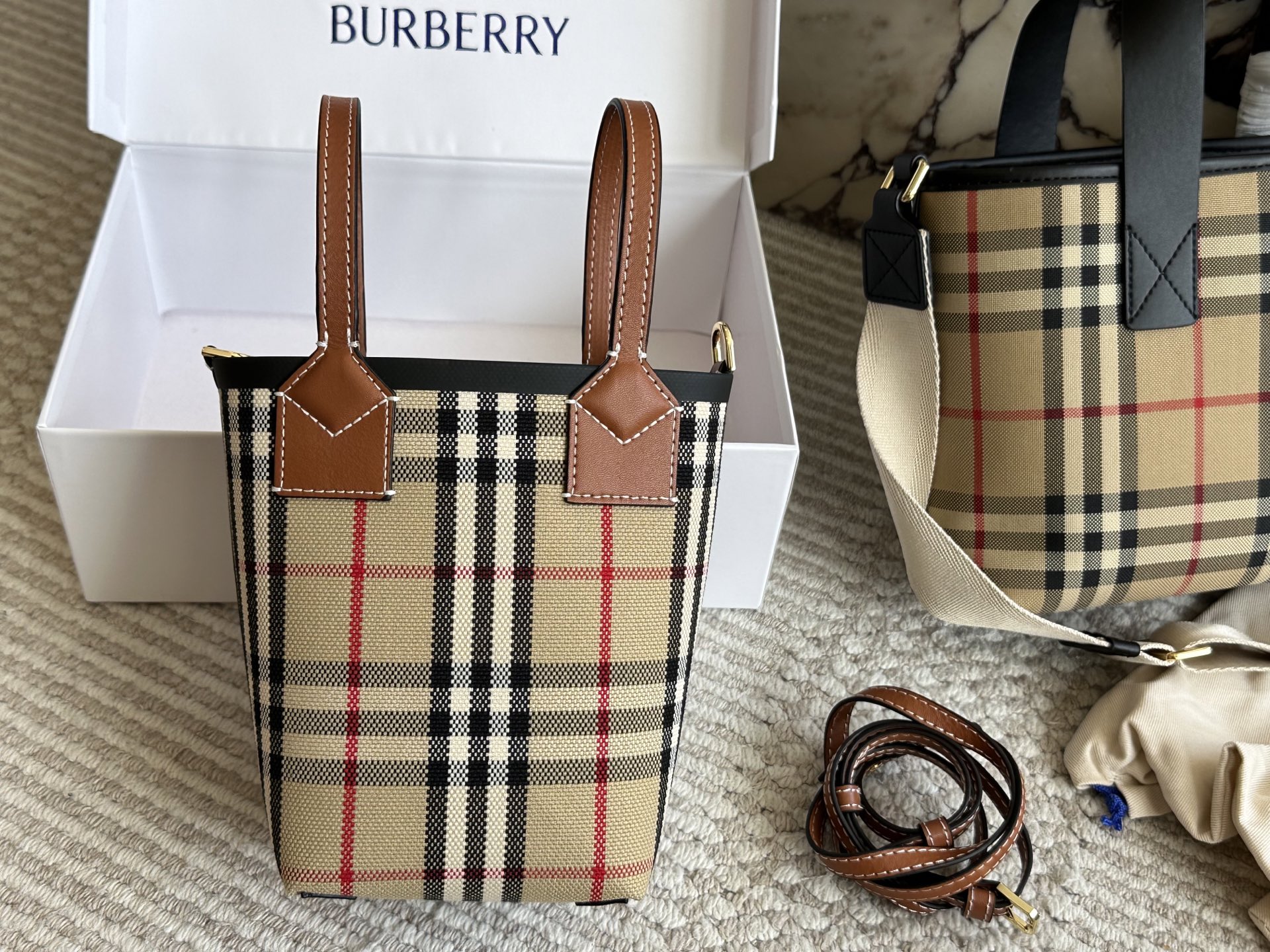 💰150 配盒 size:底宽11 上宽20高18 Bur|可爱的小 格纹水桶包/菜篮子 超级经典的小格子哦!