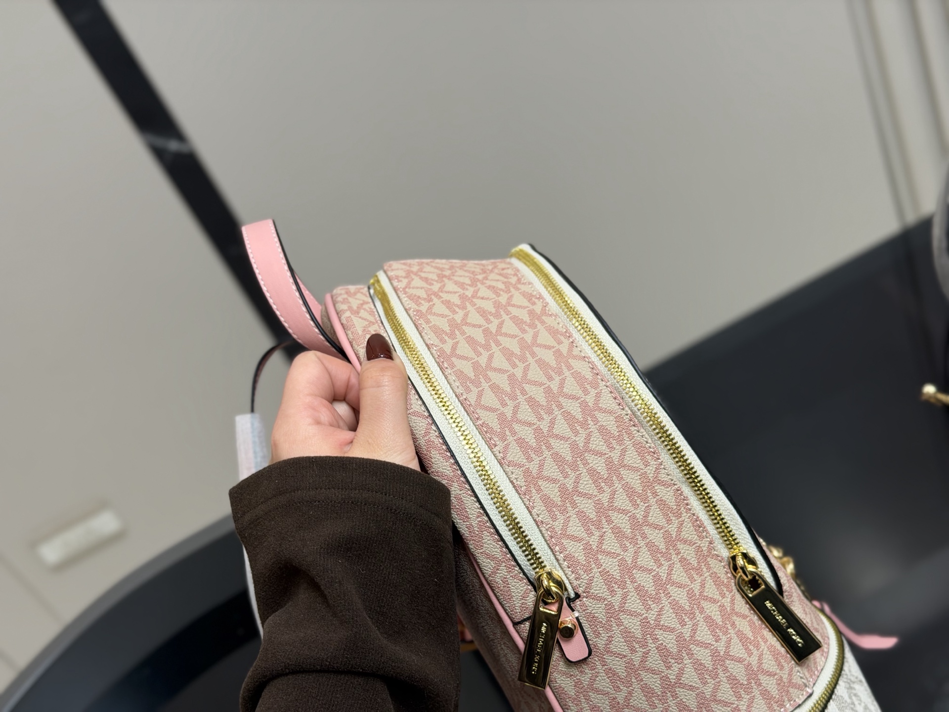 ¥190 配盒 MICHAEL KORS女包 新款RHEA ZIP拼色LOGO印花女士双肩包背包旅行拉链书包 Mk双肩算是所有同款中高端系列 Mk作为轻奢品牌原本价格就走平民路线 所以这种经典复古款式是势必要入一只的了 秋季计划出游提上日程的宝宝们 必备一款轻便容量又大的双肩哦! 简单耐用 大容量 实用性很强! 30×32cm