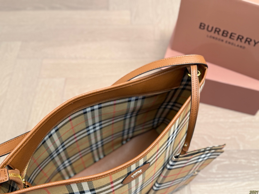 ¥150 Burberry 巴宝莉👜 简直必备款 上身真的很好看 经典气质款 日常出行 容量很大 尺寸33 35