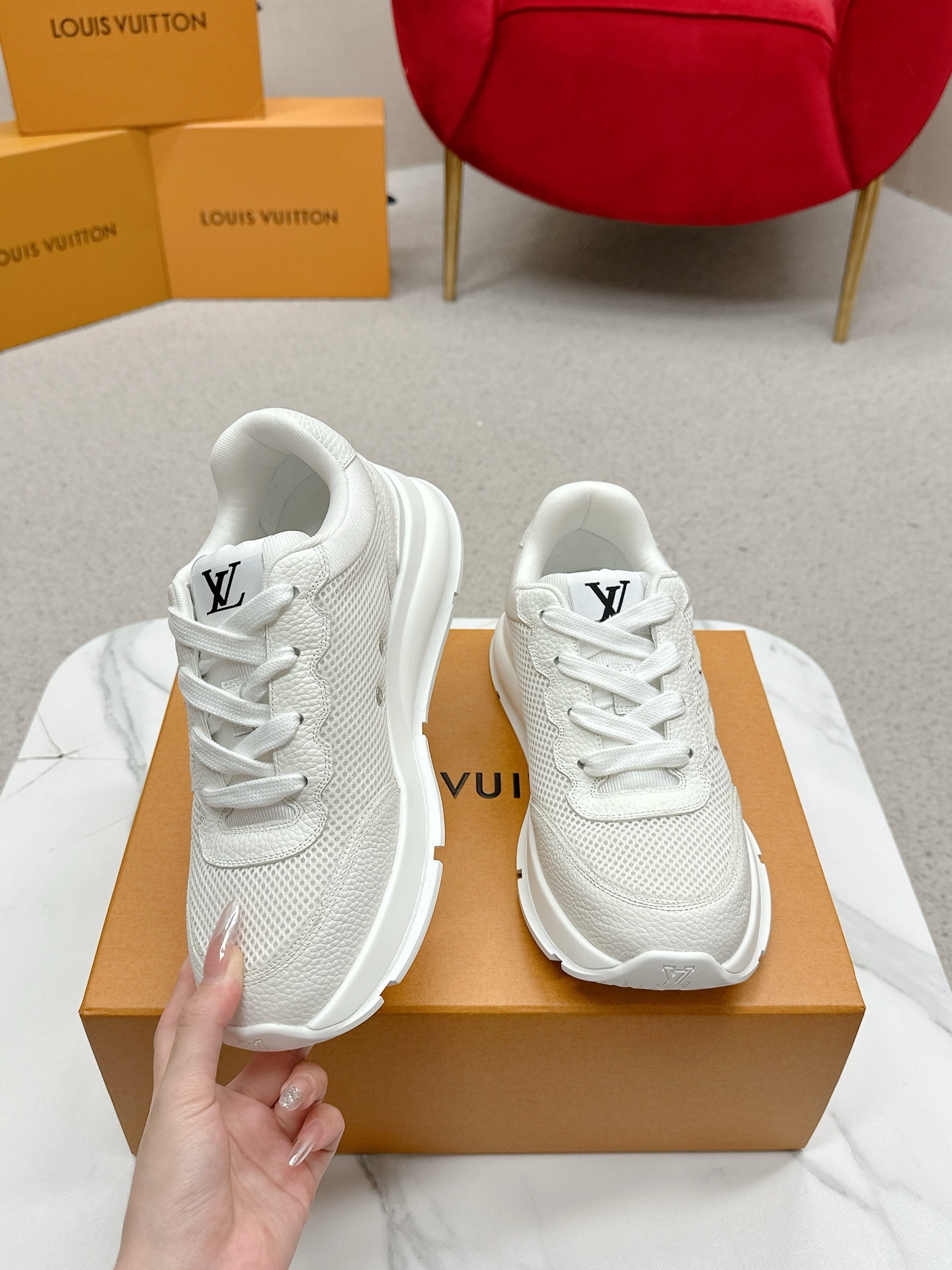 💰320 LV路易威登春夏最新款运动鞋 2025春夏新款 顶级版本‼️原版一致专柜主打最新款休闲鞋 硬货上新✨代购级别!高级感十足!国内外博主刷爆的一款,复古又时髦 增高神器 上脚美炸了!穿上满满的幸福感!官网主推款 ▪️鞋面:荔枝纹小牛皮(纹路细腻不是很粗那种)面料▪️内里:意大利进口透气纱网 ▪️大底:原版开模TPU大底▪️Size男39-44(男款45定制)