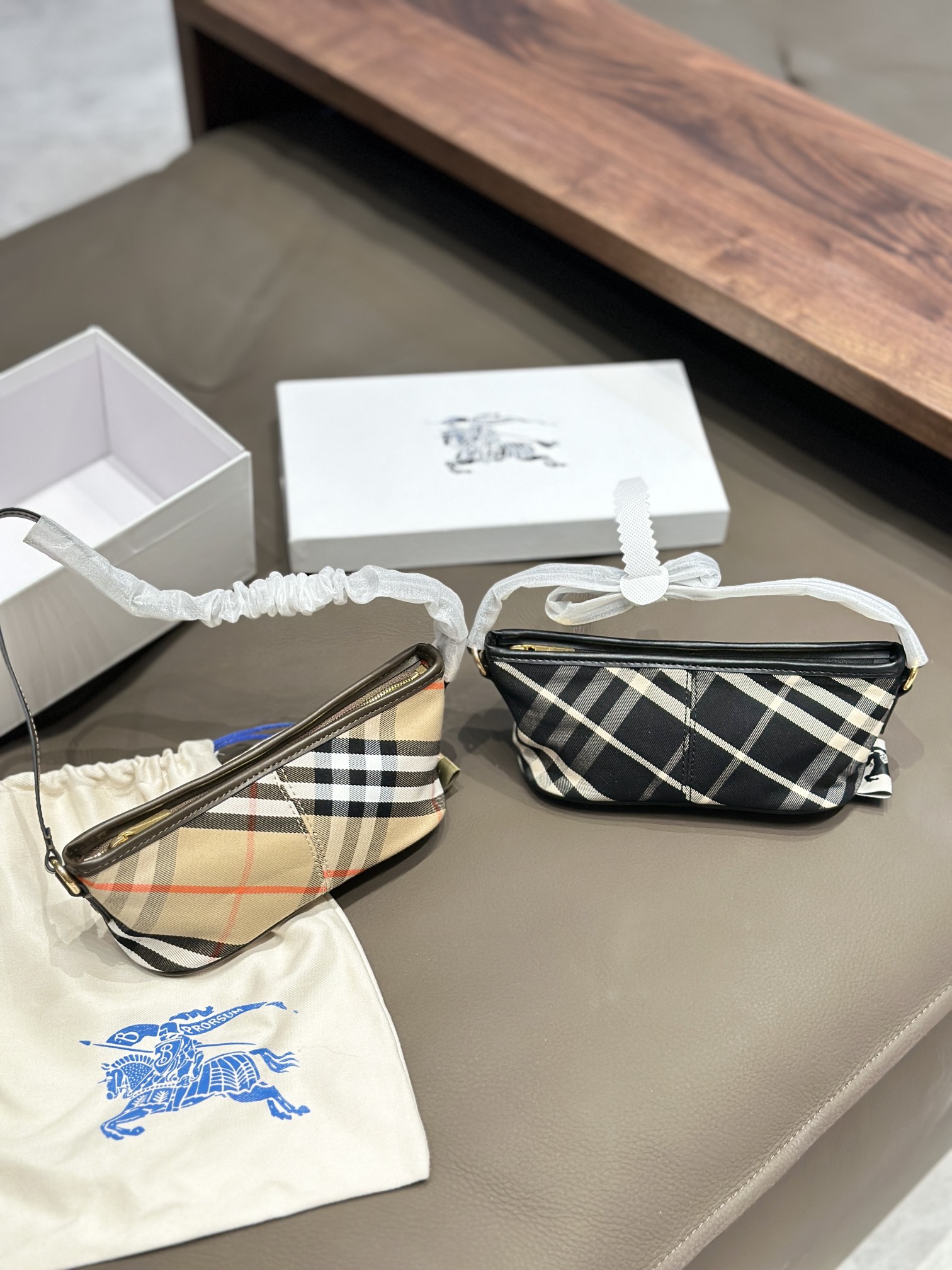 p130 Burberry女士mini腋下包新款格纹提花 Burberry女士mini腋下包新款格纹提花，代购5800,Hobo包是一款热门]的时尚单品，设计较为简约，线条流畅，呈现出一种随性、休闲的风格，可以容纳日常所需的物品，如手机、钱包、口红等。格纹的颜色和图案较为经典，容易与各种服装搭配，无论是休闲装还是正式装都能搭配出不错的效果20cm