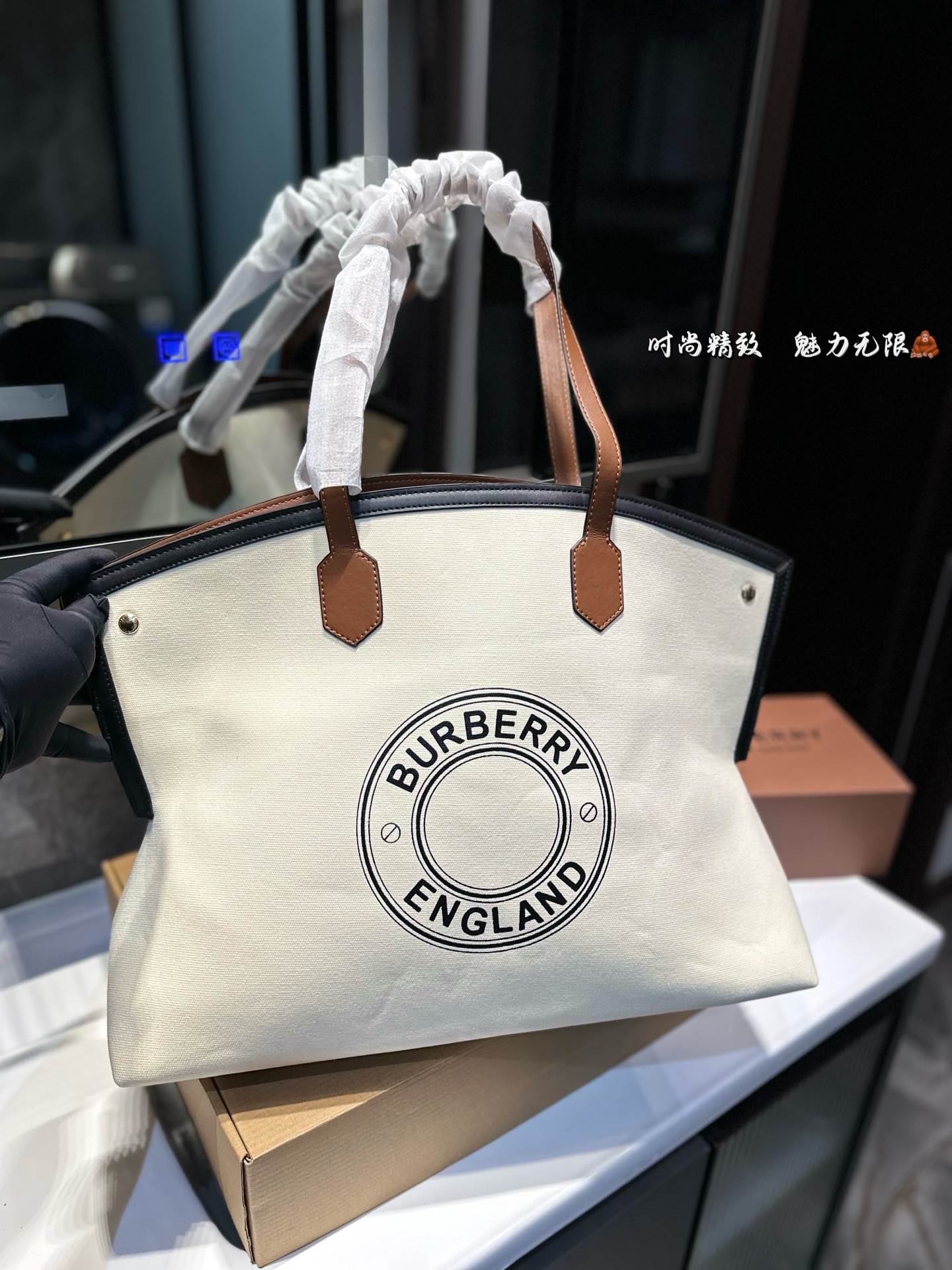 ❤️p160❤️ Burberry 2020SS托特包!!购物袋 推 荐给大家 巴宝莉大家好.推荐给大家是2020SS走秀款非常实用和百搭.相对很多托特包来说.这个款满轻便又耐用的一款! 太喜欢这个款式啦 推荐自留 尺寸 45 33