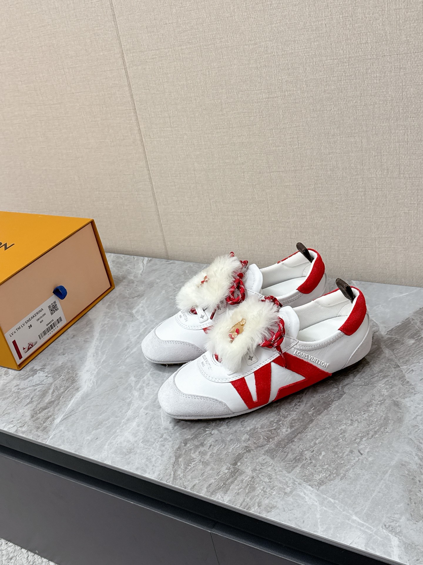 💰320 Louis Vuitton路易威登驴牌春夏Sneakerina系列 芭蕾运动鞋 德训鞋 平底鞋 原版三对购入开发完美复刻Sneakerina 芭蕾风运动鞋以丝滑绒面牛皮革塑造流畅线条 兼具芭蕾舞鞋的轻盈构型和运动鞋的舒适质感。侧面 LV 标识和Monogram 帆布后袢带丰富细节,Sacchetto 工艺和 TPU 外底升级轻柔穿着体验 底厚:1.5CM 面料: 原版定制进口头层牛皮 内里:原版定制透气网里鞋底:原版开模注塑TPU材质Size: 35-42(41 42定制)