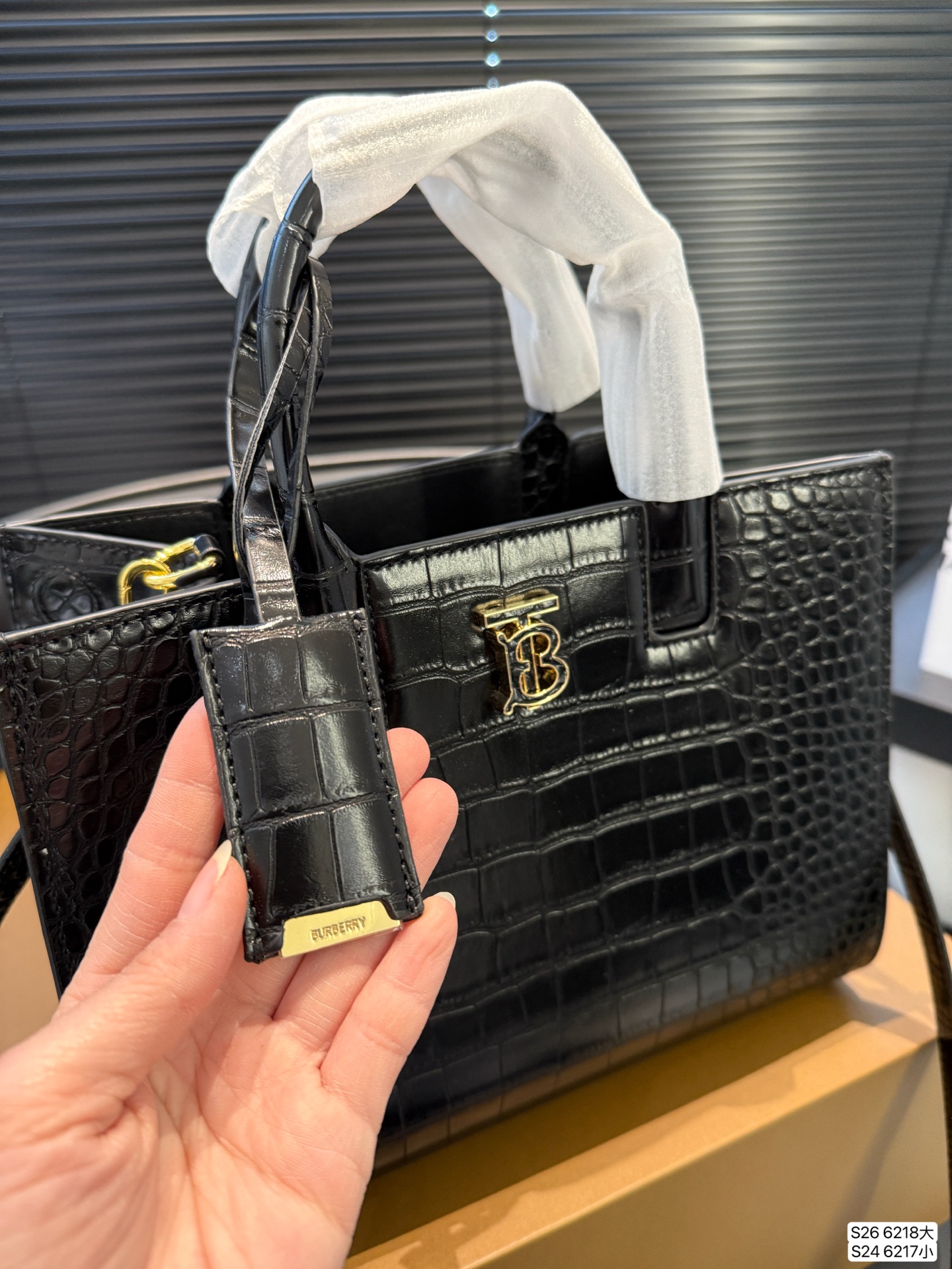 大号P180 小号P170 配折叠盒子巴宝莉Burberry |托特包 新款托特包包啊! 侧面吸口模式 手提的同时 蒂一根长肩带可以斜挎和单肩! 快来买呀 尺寸:大号33 24 小号27 21 货号大6218 小6217