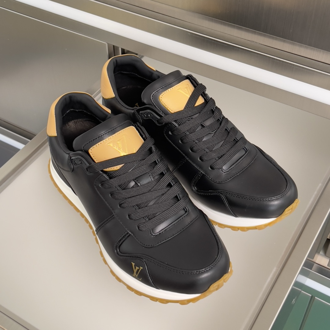 顶级版本:男款390💰 LV 路易威登 驴牌L家 经典Run Away系列 休闲 运动鞋 老爹鞋 原版购入开发 做货 本款 Run Away 运动鞋融汇品牌经典 Monogram 压纹粒面牛皮革和 Epi 牛皮革,以坡跟橡胶外底诠释跑鞋灵感。LV 字母和路易威登巴黎标识分别点缀鞋舌和后部 配送专柜精美包装🛍📦 ▪️ 面料:原版定制进口头层牛皮 ▪️ 内里:原版定制羊皮+透气网里 ▪️ 鞋底:原版开模防滑TPU材质 ▪️ 底厚:4CM ▪️ Size: 男款39-46