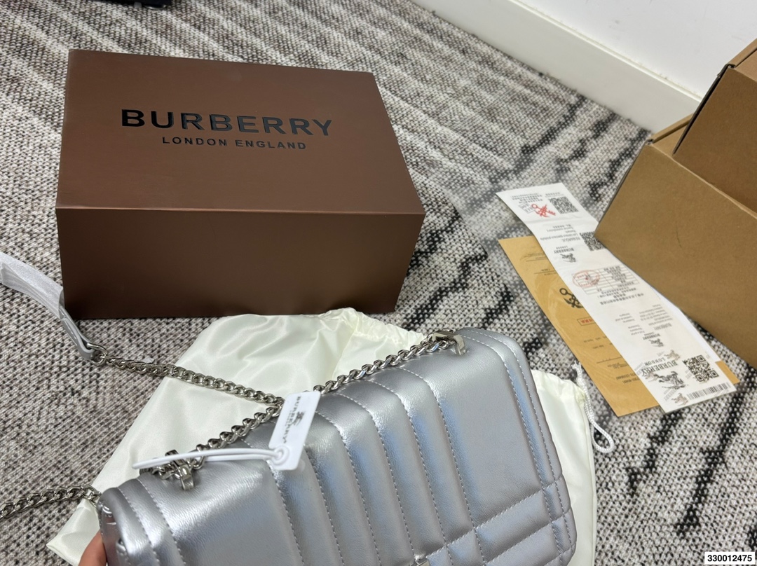 p165 配礼盒 burberry Lola新品链条包 软软的皮质加上珩缝工艺写满了高级! 和我的基础款怎么搭都好看! 尺寸22.15