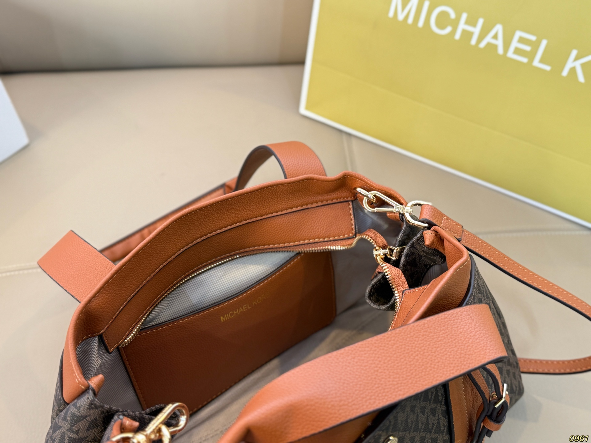 &yen;165折叠盒 MK手提包托特包 简直无法拒绝 超显气质 高级感十足 集美必入款 尺寸32 18