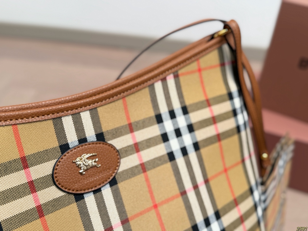 ¥150 Burberry 巴宝莉👜 简直必备款 上身真的很好看 经典气质款 日常出行 容量很大 尺寸33 35