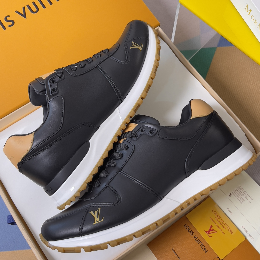 顶级版本:男款390💰 LV 路易威登 驴牌L家 经典Run Away系列 休闲 运动鞋 老爹鞋 原版购入开发 做货 本款 Run Away 运动鞋融汇品牌经典 Monogram 压纹粒面牛皮革和 Epi 牛皮革,以坡跟橡胶外底诠释跑鞋灵感。LV 字母和路易威登巴黎标识分别点缀鞋舌和后部 配送专柜精美包装🛍📦 ▪️ 面料:原版定制进口头层牛皮 ▪️ 内里:原版定制羊皮+透气网里 ▪️ 鞋底:原版开模防滑TPU材质 ▪️ 底厚:4CM ▪️ Size: 男款39-46