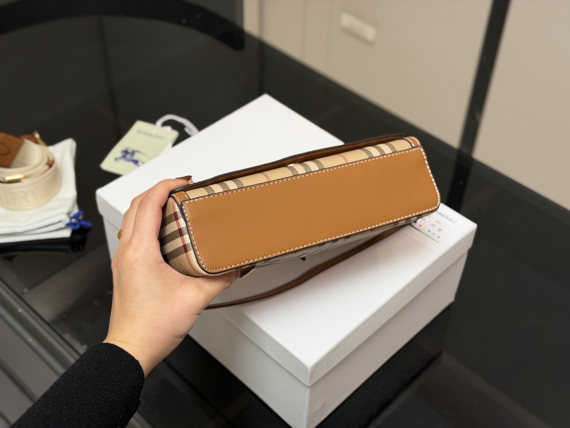 ¥170 配盒 size:24*13cm 巴宝莉帆布邮差包! 自带vintage气质。 橄榄绿看起来更有质感,更特别。