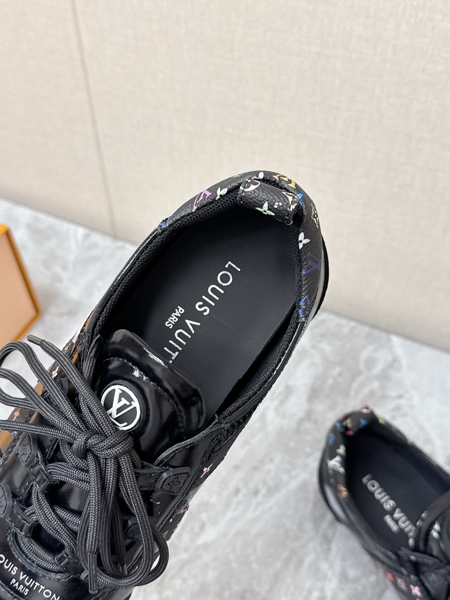 💰300 Louis Vuitton路易威登驴牌春夏Sneakerina系列 芭蕾运动鞋 德训鞋 平底鞋 原版三对购入开发完美复刻Sneakerina 芭蕾风运动鞋以丝滑绒面牛皮革塑造流畅线条 兼具芭蕾舞鞋的轻盈构型和运动鞋的舒适质感。侧面 LV 标识和Monogram 帆布后袢带丰富细节,Sacchetto 工艺和 TPU 外底升级轻柔穿着体验 底厚:1.5CM 面料: 原版定制进口头层牛皮 内里:原版定制透气网里鞋底:原版开模注塑TPU材质Size: 35-42(41 42定制)