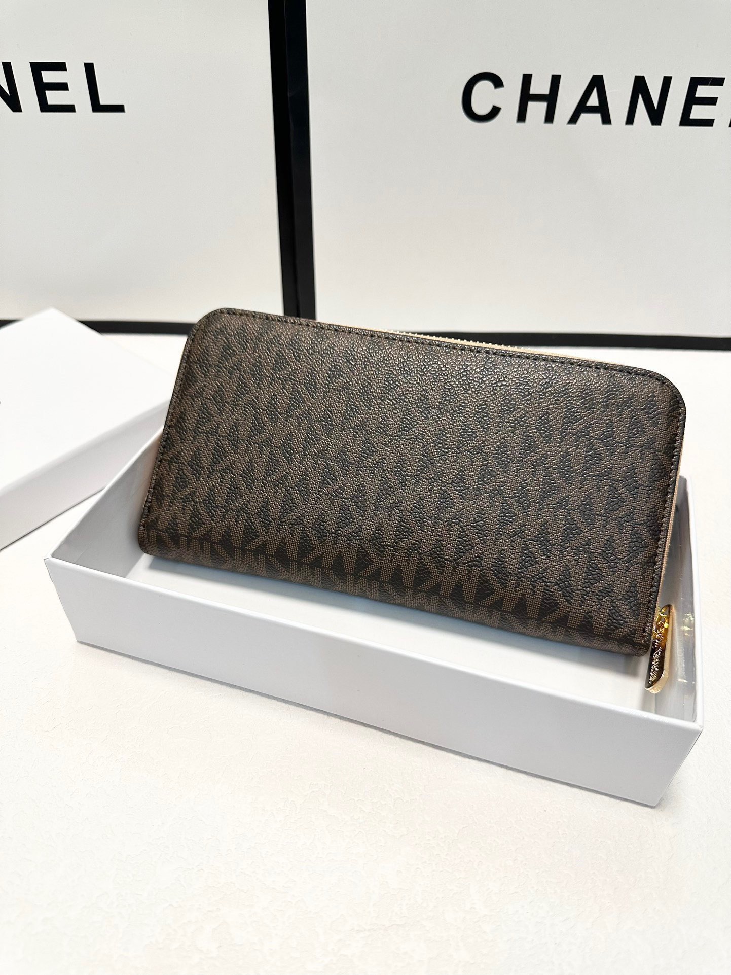 P95🎀🎀颜色 咖🎀尺寸 19x10🎀实拍MK✨优质牛皮🐂手感一流👏时尚设计💋潮版百搭,简约大方,经典永不过时💍单拉链钱包