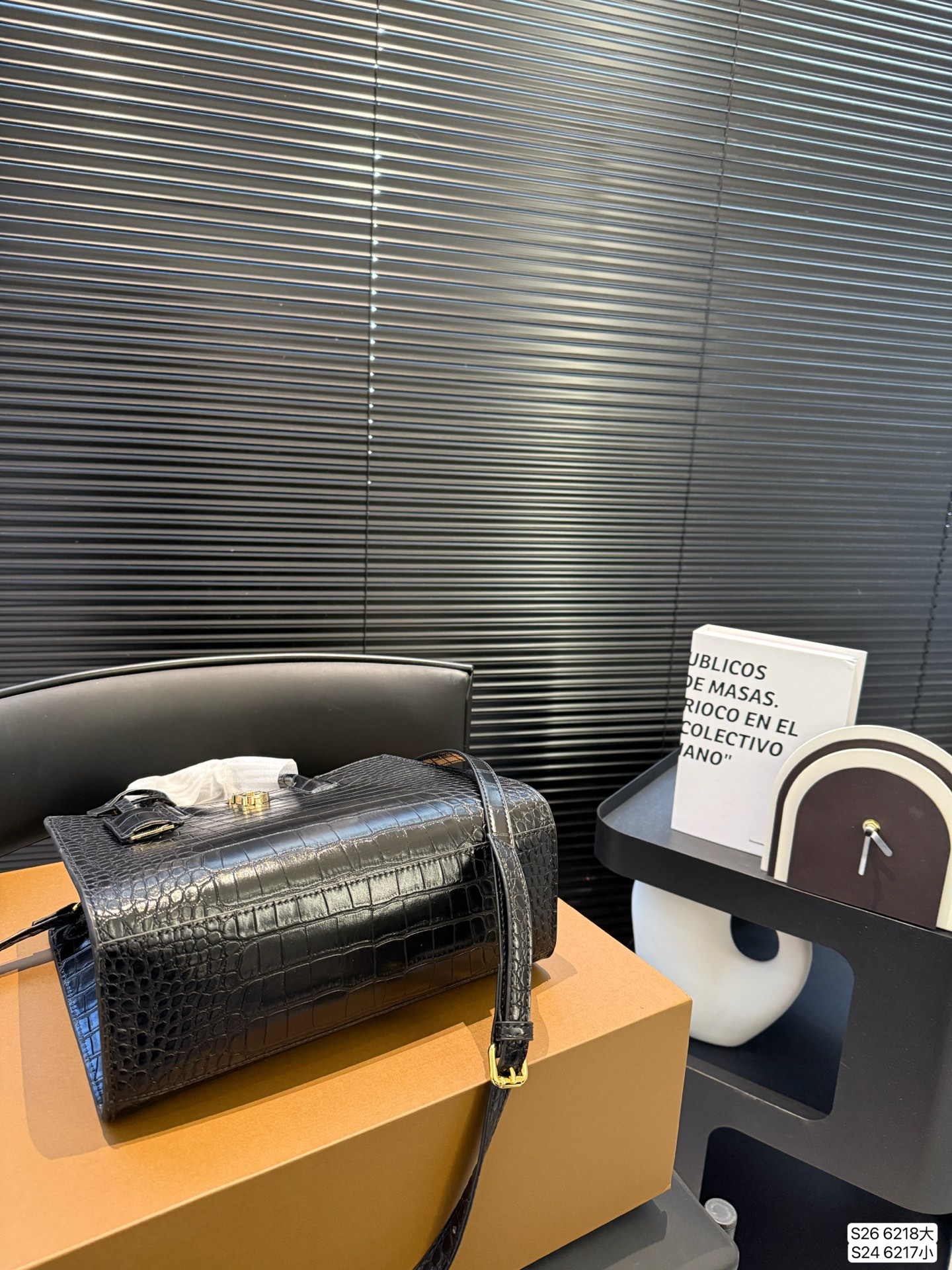 大号P180 小号P170 配折叠盒子巴宝莉Burberry |托特包 新款托特包包啊! 侧面吸口模式 手提的同时 蒂一根长肩带可以斜挎和单肩! 快来买呀 尺寸:大号33 24 小号27 21 货号大6218 小6217