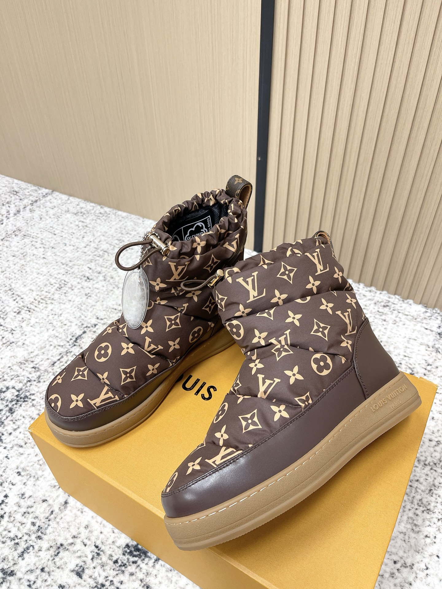 顶级版本：💰320 LV 路易威登 L家 驴牌 老花 厚底 羽绒 雪地靴 本款 LV Cloud 系带高帮运动鞋以舒适羊毛皮及经典 Monogram 帆布构筑舒暖瞩目构型，为 LV Ski 系列再添潮流一员，可在雪道运动与城市街头间无缝切换。交叉鞋带点缀亮泽孔眼，橡胶外底抒写路易威登标识 ▪️ 面料：原版定制进口防水布 ▪️ 内里：原版进口保暖BK布里 ▪️ 鞋底：原版开模防滑橡胶大底 ▪️ 底厚：3CM ▪️ Size: 35-39（40定做）