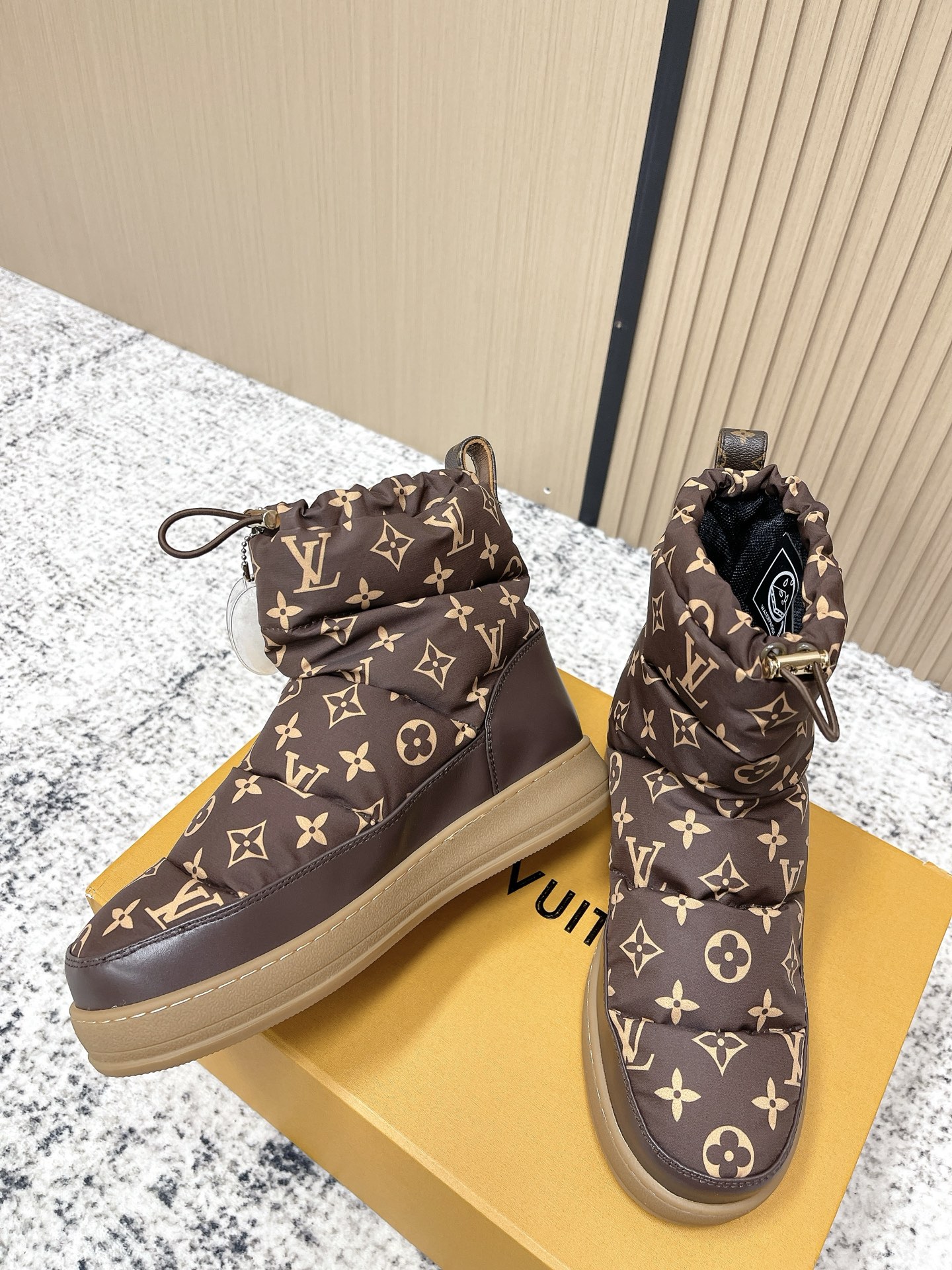 顶级版本：💰320 LV 路易威登 L家 驴牌 老花 厚底 羽绒 雪地靴 本款 LV Cloud 系带高帮运动鞋以舒适羊毛皮及经典 Monogram 帆布构筑舒暖瞩目构型，为 LV Ski 系列再添潮流一员，可在雪道运动与城市街头间无缝切换。交叉鞋带点缀亮泽孔眼，橡胶外底抒写路易威登标识 ▪️ 面料：原版定制进口防水布 ▪️ 内里：原版进口保暖BK布里 ▪️ 鞋底：原版开模防滑橡胶大底 ▪️ 底厚：3CM ▪️ Size: 35-39（40定做）