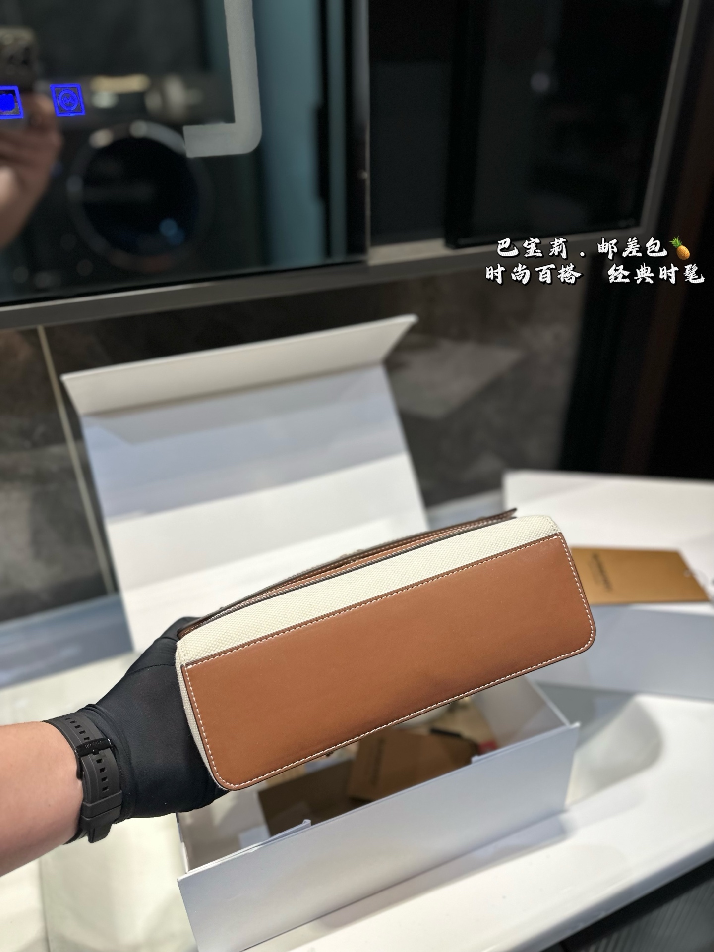 ❤️p155(礼盒包装)❤️ 巴宝莉BURBERRY 邮差包巴宝莉专柜最新款单肩斜挎包,实用耐久的面料 采特殊材质搭配牛皮🐂四季必备 单肩斜挎背两用款 尺寸 25.18