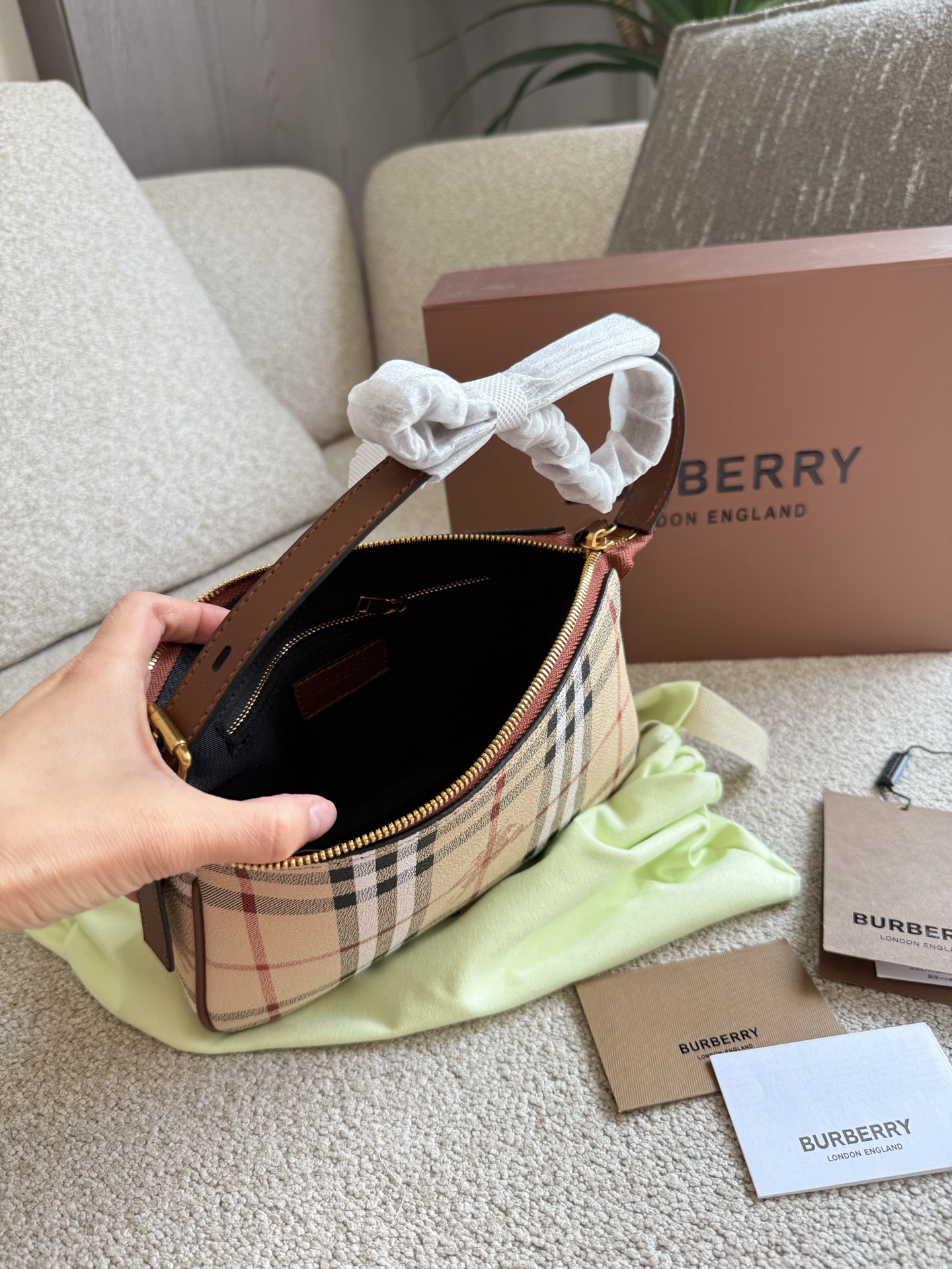 p100 burberry|舍 不得扒出来的宝藏包包新入的burberry麻将包~ 老花麻将包很实用皮质柔软!日日非常的百搭复古高级感 背出去逛街被问了好多次o把这个宝藏包包分享给姐妹们~记得捂紧自己的口袋9哟